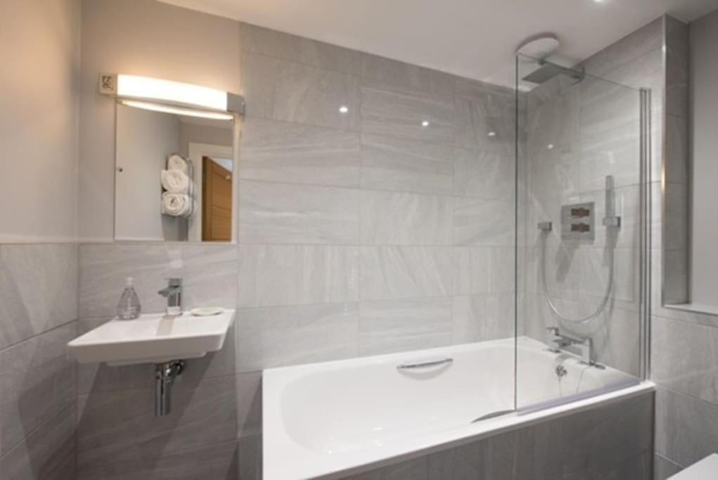 Beautiful, Spacious 1 Bed Flat Apartment